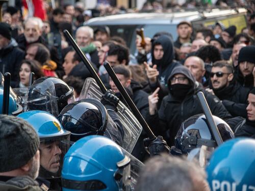 Scontri tra agenti e manifestanti pro-Palestina a Milano