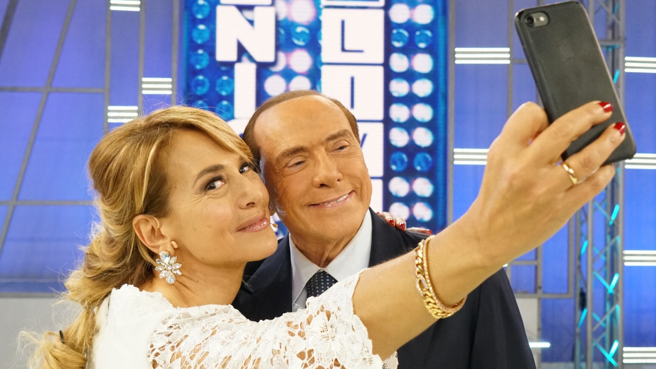 Berlusconi fissa la flat tax: aliquota unica al 23 per cento