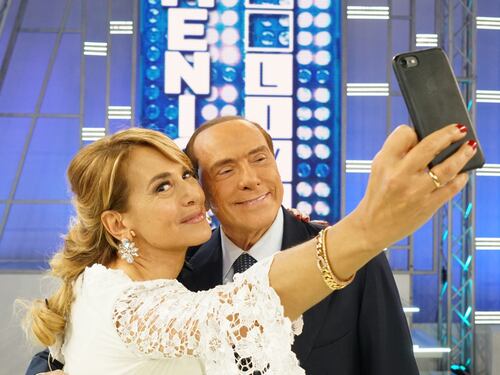 Berlusconi fissa la flat tax: aliquota unica al 23 per cento