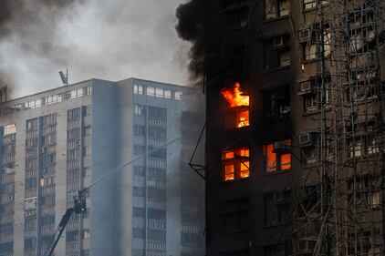 Vasto incendio a Hong Kong: le immagini del complesso residenziale in fiamme 15