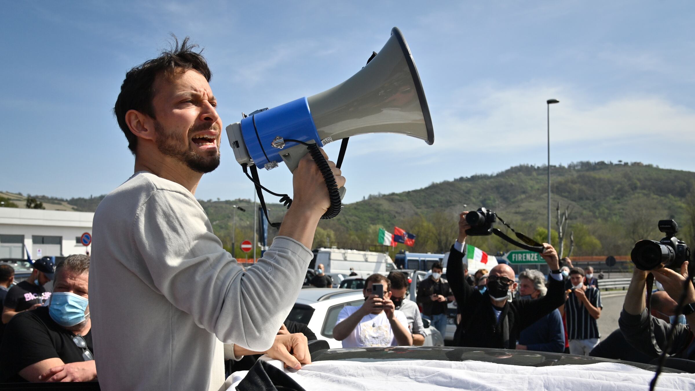 "È un reality tipo Uomini e Donne. Occhio a Di Maio, il re dei parac..."