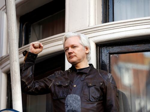 Assange, l'ictus in cella e l'ossessione degli Usa per un sopravvissuto