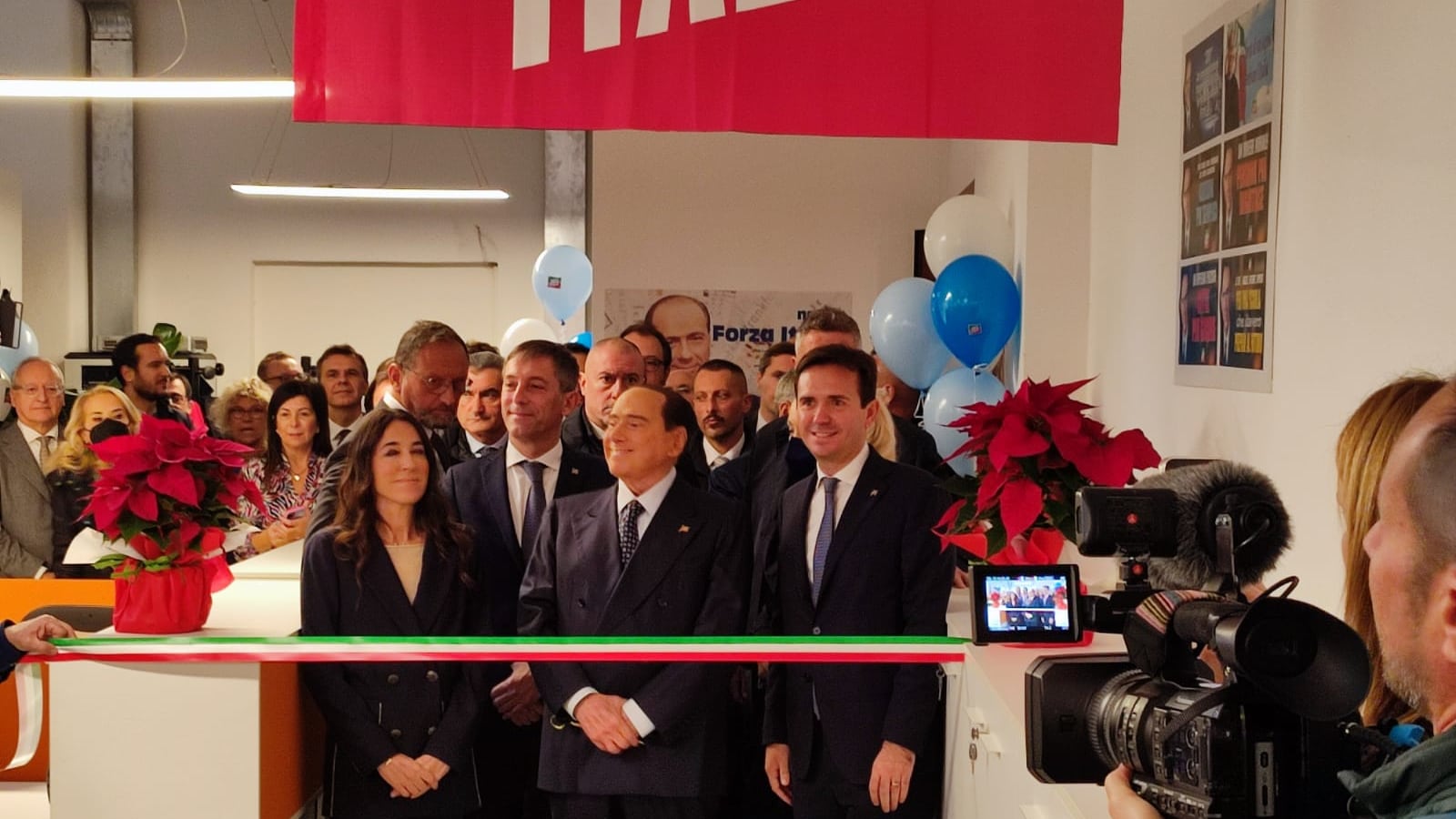"Via tasse alle aziende per assumere i giovani": il piano del Cav per far ripartire l'Italia