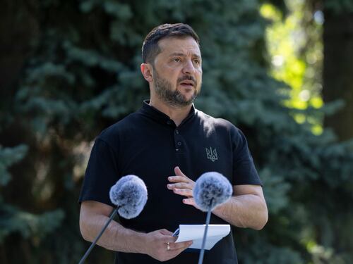 Zelensky, la sfida a Putin. Mosca: "I leader Ue? Nani"