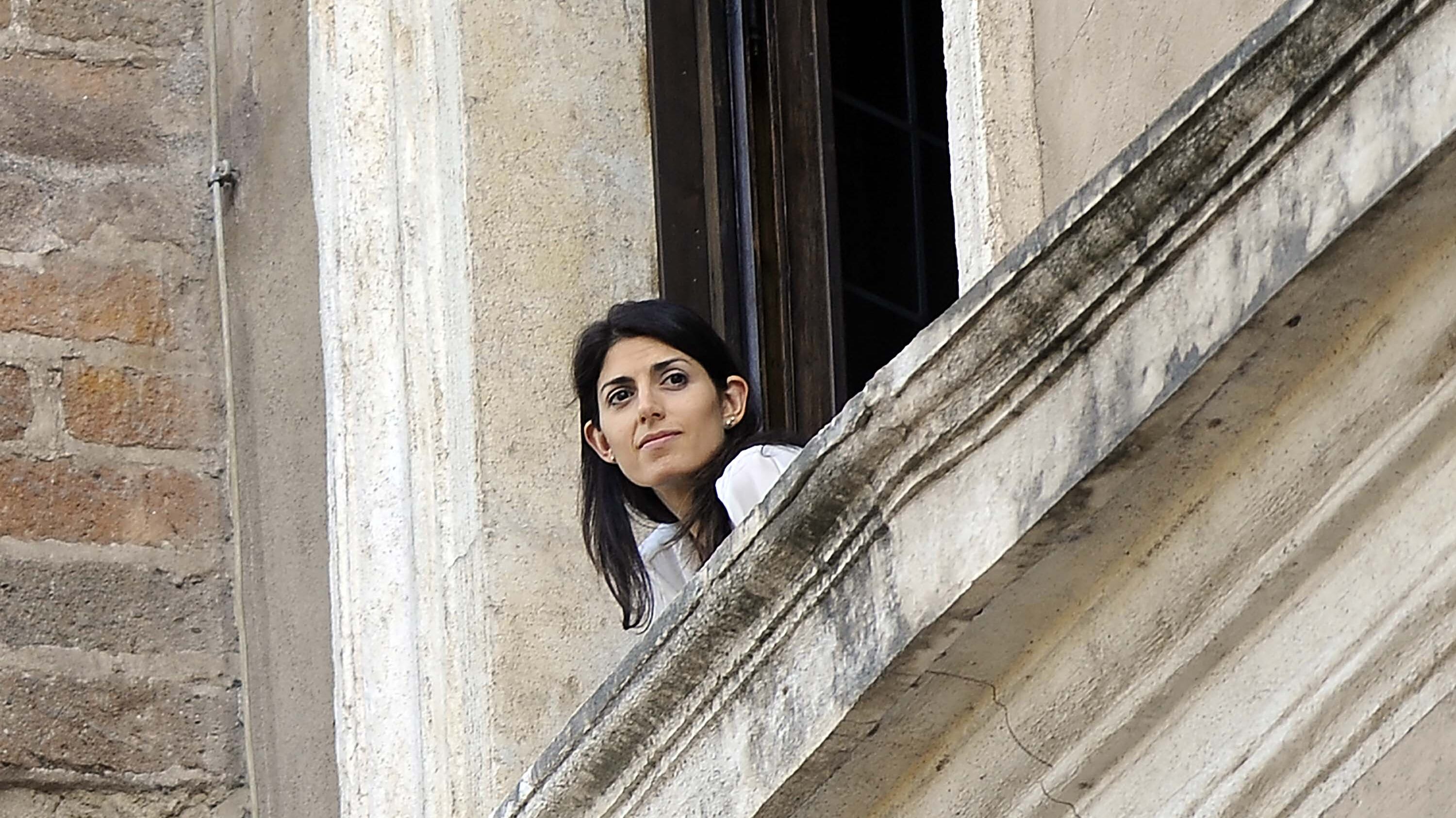 "Da Grillo un sms di sostegno". E la Raggi si scopre garantista