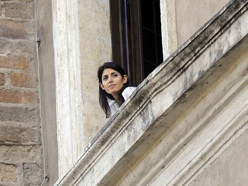 "Da Grillo un sms di sostegno". E la Raggi si scopre garantista
