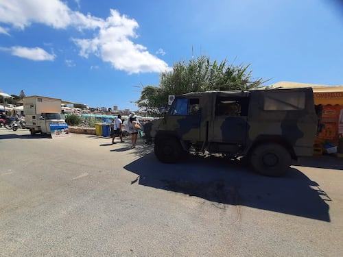 "La spiaggia? Un checkpoint". Le vacanze militarizzate tra gli sbarchi di migranti