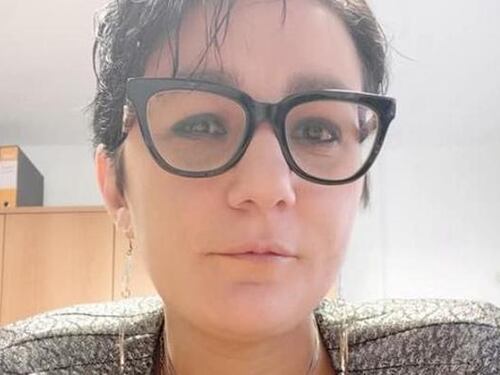 Trovata morta nel letto. Tracce di sangue in casa