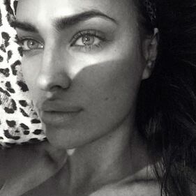 Irina Shayk: audace lato B su Instagram 14