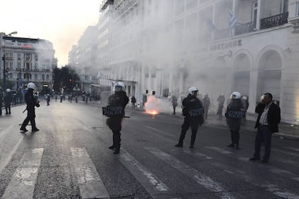 Grecia, scontri davanti al parlamento 9