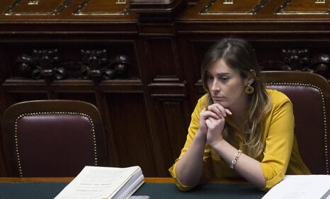 La Boschi in Aula attaccata al cellulare 6