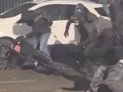 Un solo colpo di pistola, “radere al suolo Askatasuna” e Meloni: quindi, oggi…