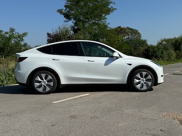 Tesla Model Y Long Range RWD: guarda la gallery del SUV elettrico super efficiente 7