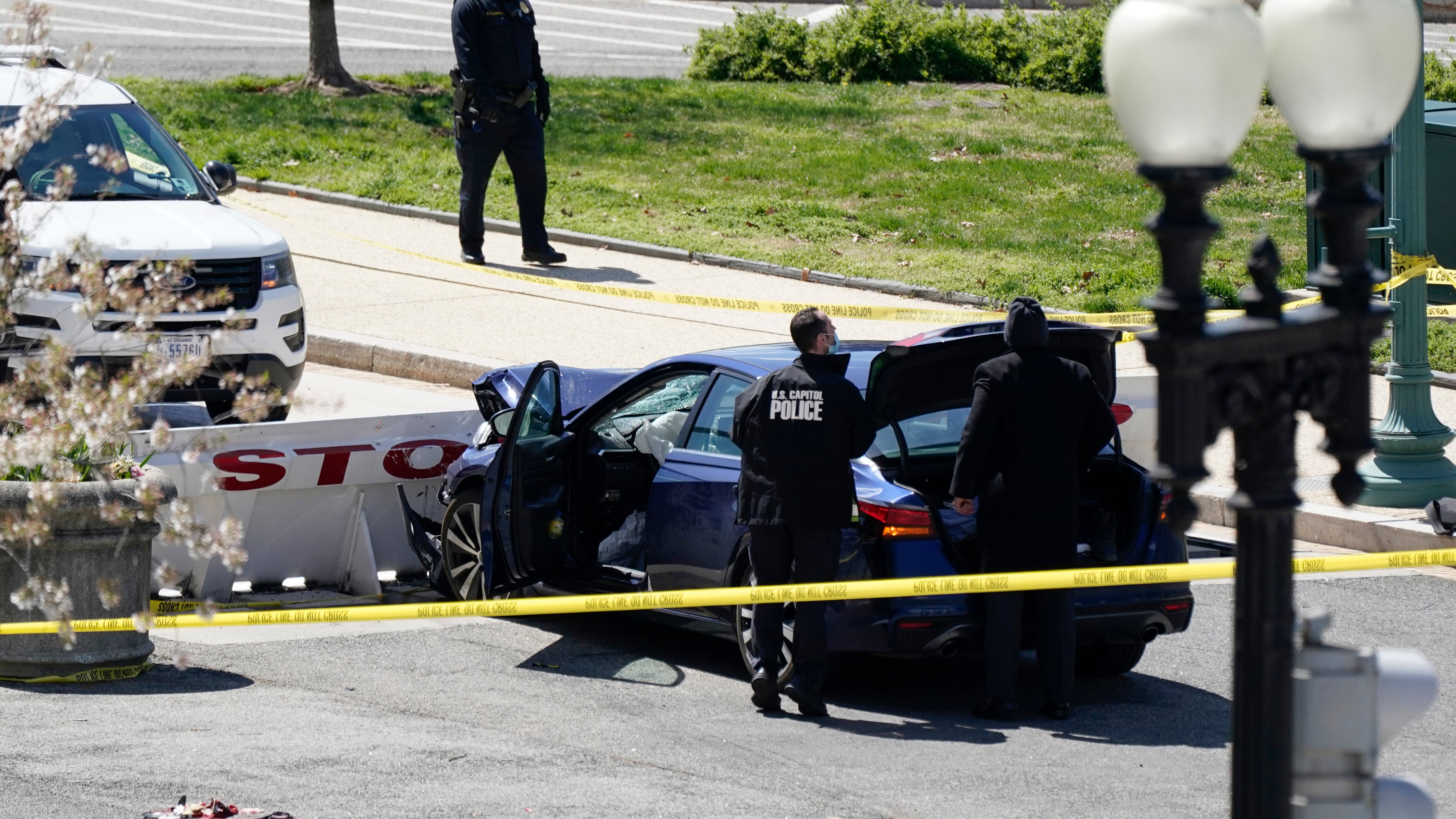 Auto contro la polizia a Capitol Hill: un agente muore accoltellato. Media Usa: "L'uomo è estremista islamico"