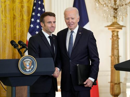 Annuncio di Biden e Macron: conferenza di pace il 13 "Ma Putin termini la guerra"