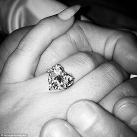 Lady Gaga nasconde l'anello 10