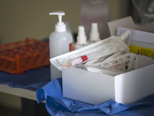 "Campania ultima per tamponi", opposizioni contro De Luca