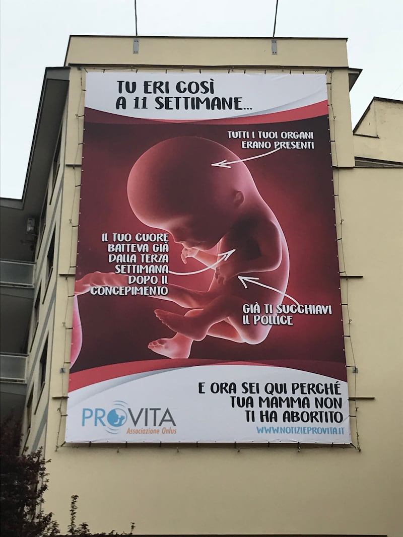 Il maxi manifesto anti aborto della onlus Pro Vita 1