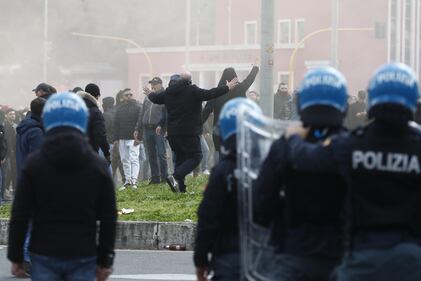 Scontri tra tifosi prima del derby Lazio-Roma: le immagini 6