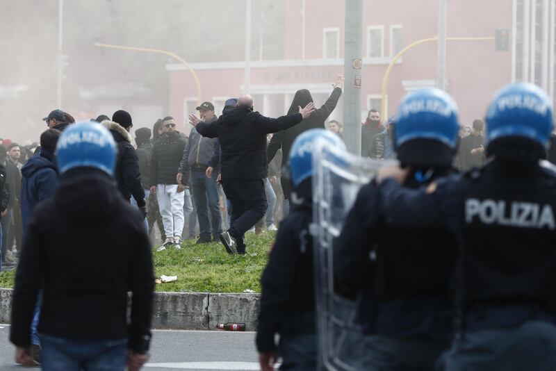 Scontri tra tifosi prima del derby Lazio-Roma: le immagini 6