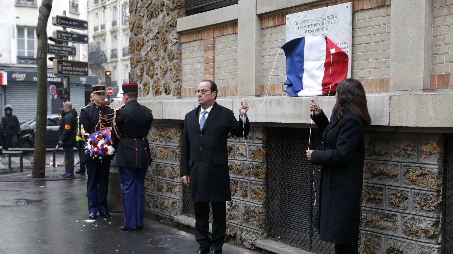Parigi commemora le vittime degli attacchi terroristici