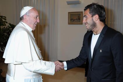 Tevez regala la maglia al Papa 4