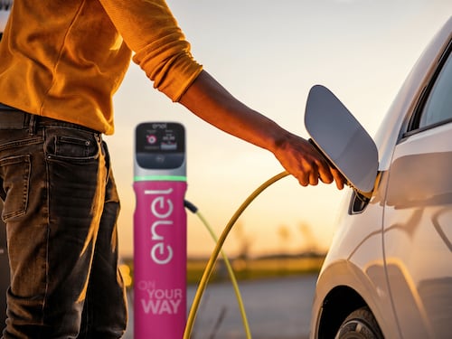 Ricaricare l'auto elettrica: la guida completa all'ecosistema Enel