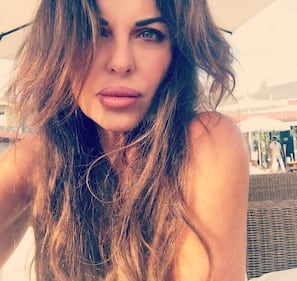 Alba Parietti sexy in spiaggia 11