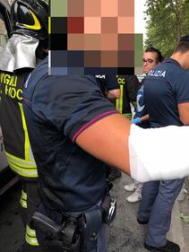 Milano, si dà fuoco in strada: le foto degli agenti feriti 11