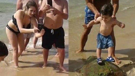 Prendono una tartaruga dal mare per farsi i selfie, poi la massacrano