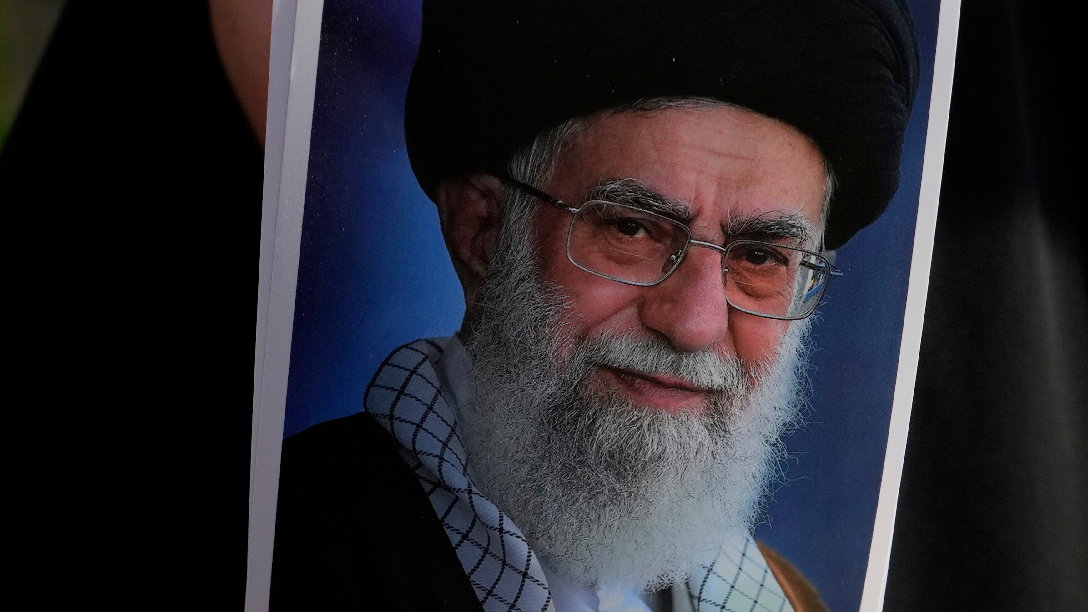 "Teheran è piena di complotti, lui ha giorni contati". Pronto il golpe contro Khamenei