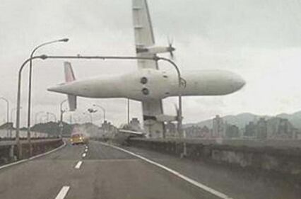L'aereo urta il ponte e si schianta 1