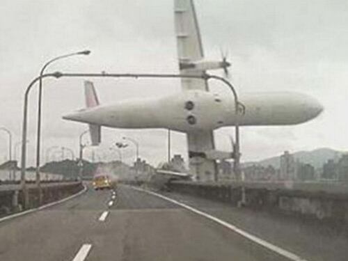 L'aereo urta il ponte e si schianta