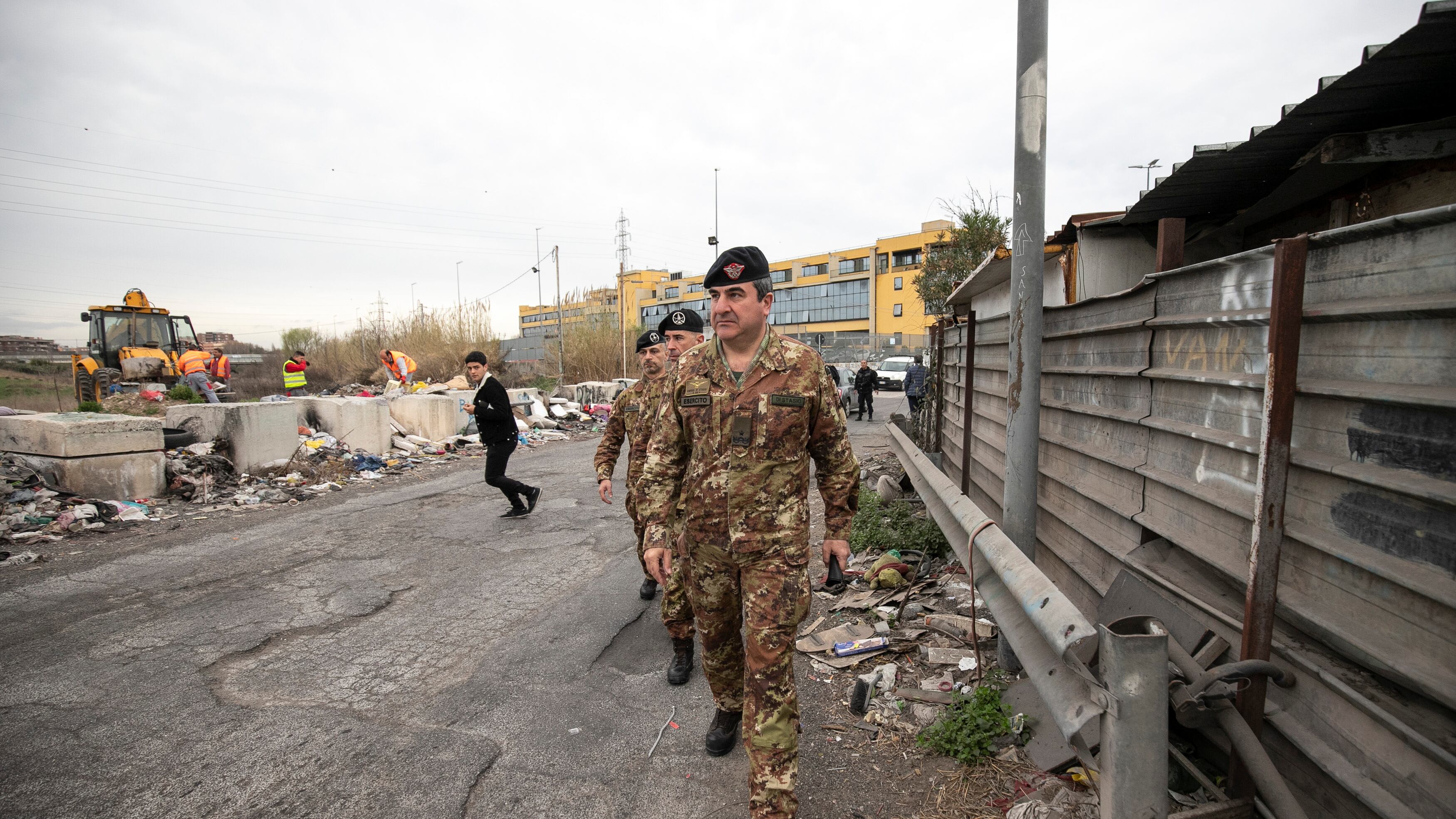 Roma, militari in via Salviati: "Dall'Afghanistan al campo rom per prevenire i rischi ambientali"