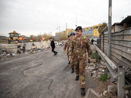 Roma, militari in via Salviati: "Dall'Afghanistan al campo rom per prevenire i rischi ambientali"