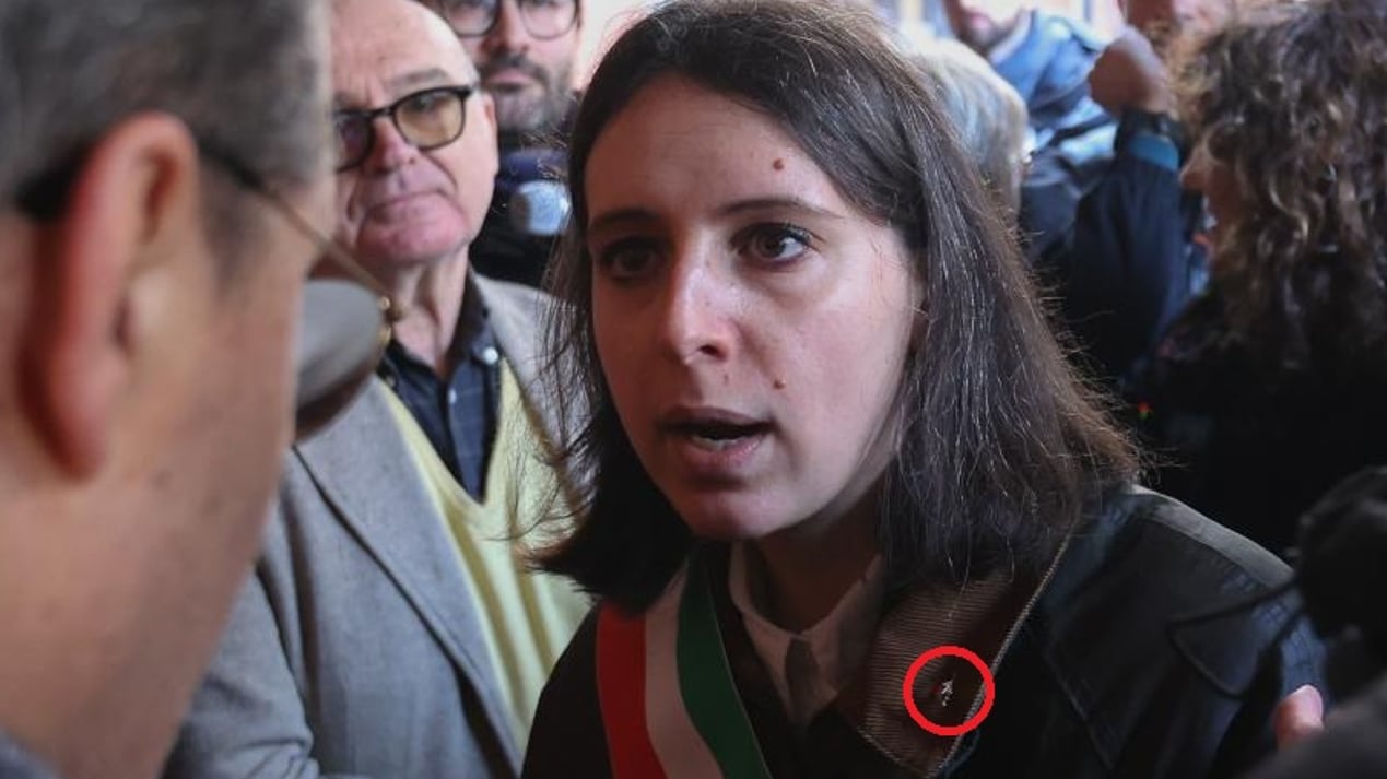"È contro Israele". Bufera sul vicesindaco di Bologna per la spilla pro Pal