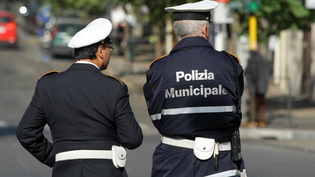 Guida contromano e insulta i vigili che l'avevano fermata. Donna condannata
