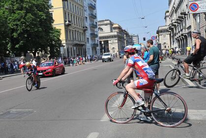 Ultima tappa del Giro d'Italia, i tifosi in attesa a Milano 13