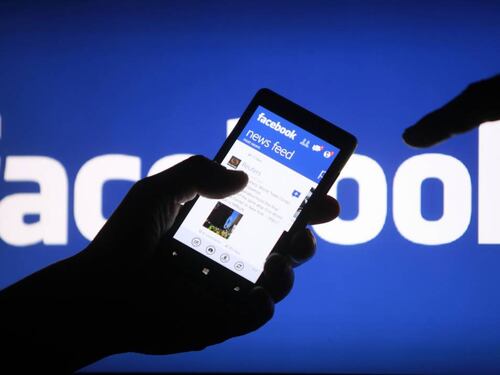 Insulta e minaccia una cliente su Facebook, influencer a processo