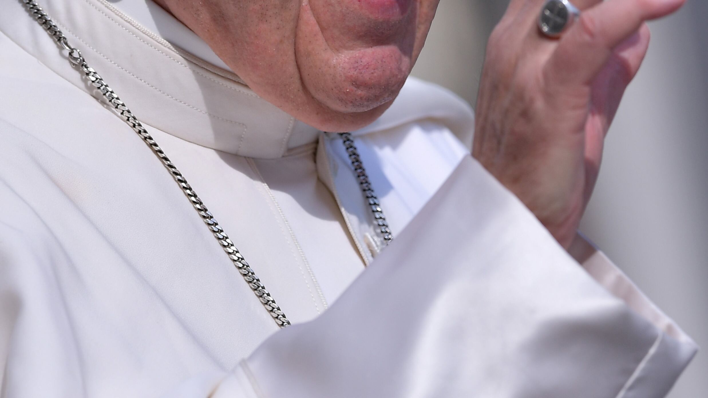 "Dovrà reimparare a parlare". Ecco come sta il Papa