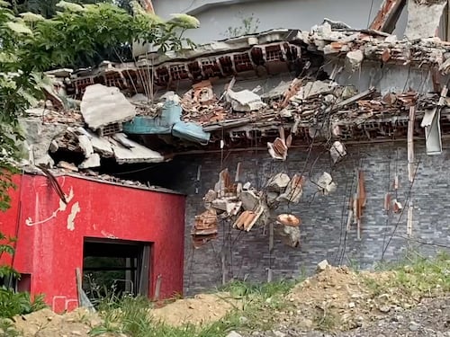 Clandestini e amianto vicino alla scuola. E Sala finge di non vedere