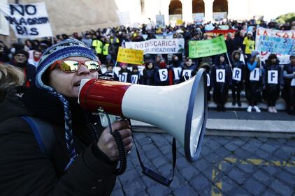 In piazza contro la discarica a Valle Galeria: protesta in Campidoglio 8