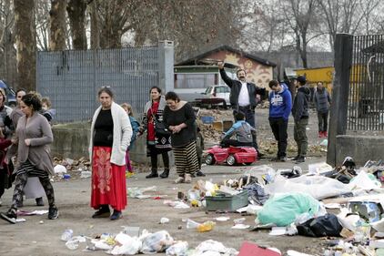 Torino, Salvini circondato dai bambini rom 1