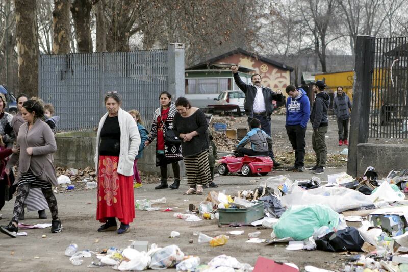 Torino, Salvini circondato dai bambini rom 1