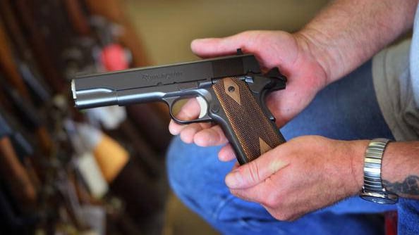Badante lo "lascia" per il fidanzato: 80enne minaccia con la pistola il suo rivale