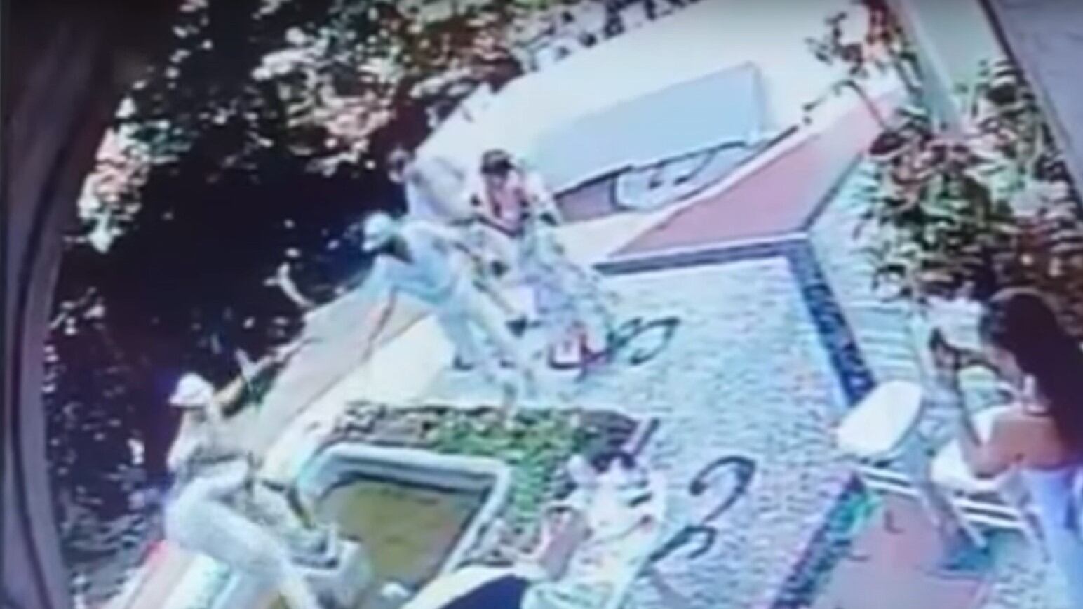 Statua distrutta a Villa Alceo, i vandali se la prendono con il proprietario: la recensione negativa su Airbnb