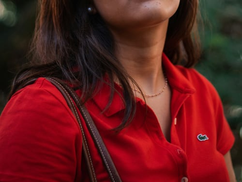 7 capi Lacoste da acquistare: il coccodrillo sempre di moda per tutta la famiglia
