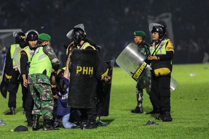 Più di 180 i morti registrati durante una partita di calcio in Indonesia 2