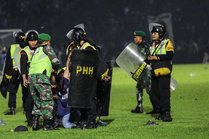 Più di 180 i morti registrati durante una partita di calcio in Indonesia 2
