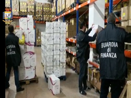 Bari, sequestrati trucchi e lampade Uv contraffatti